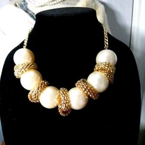 Large chunky vintage gold and Pearl necklace with extender